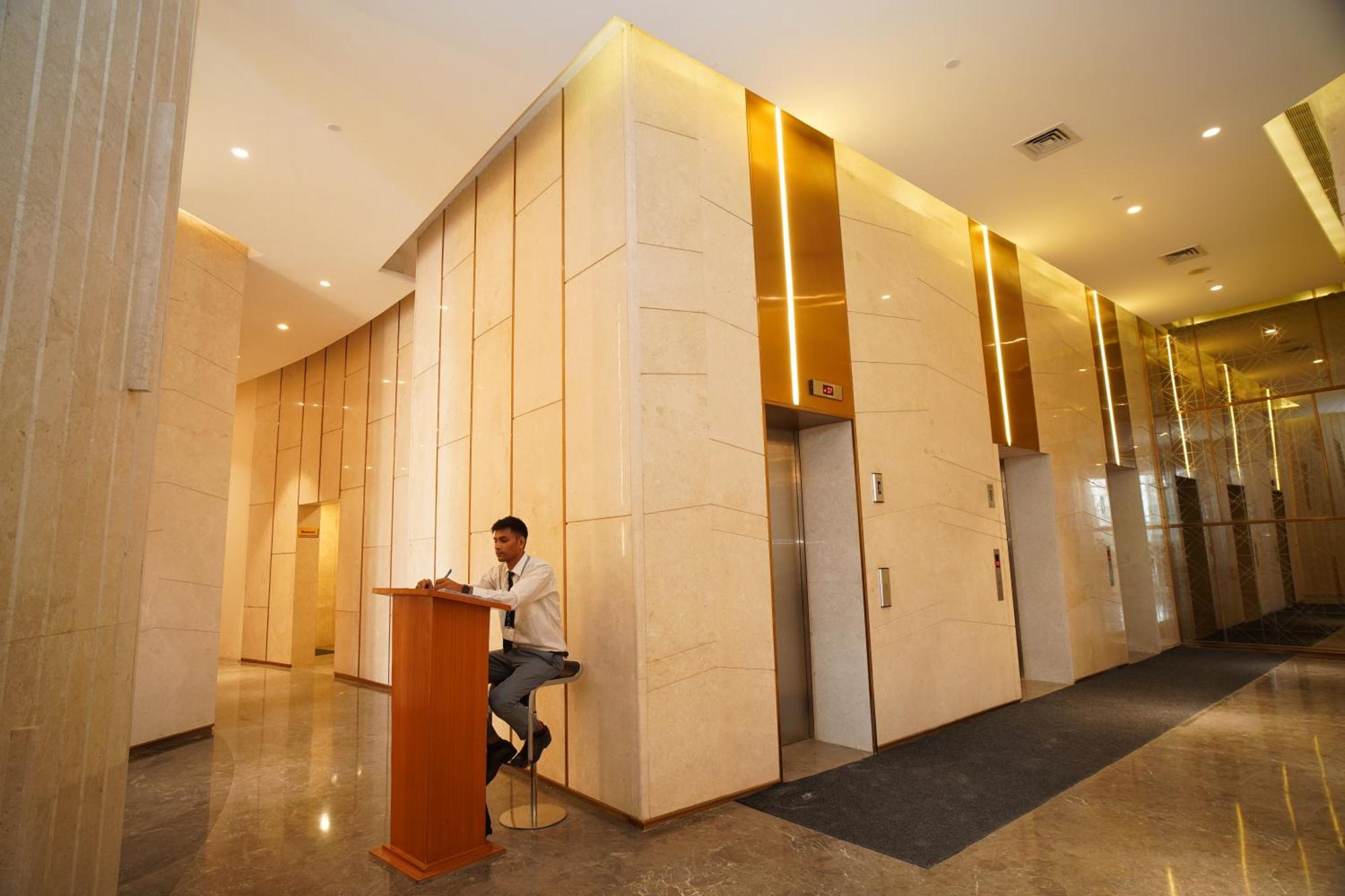Hotel Livbox At Supernova Noida Exterior photo